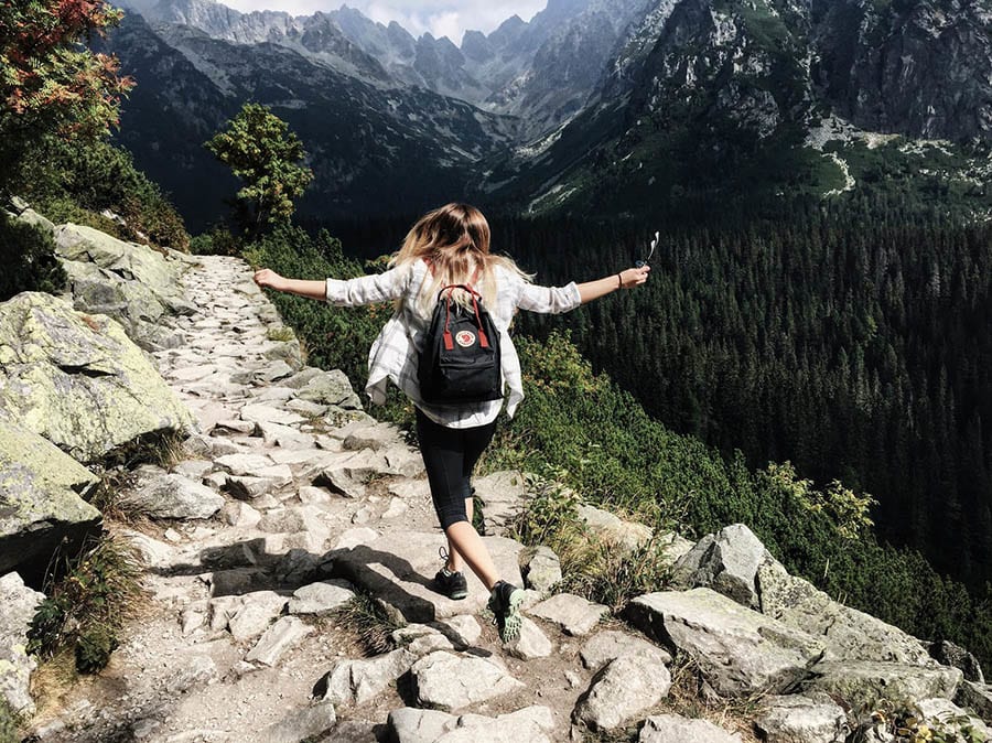 Mujer en una ruta de senderismo en una montaña