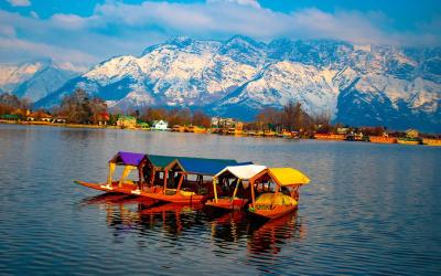 HOUSEBOAT EXPERIENCE IN KASHMIR: A FLOATING LUXURY