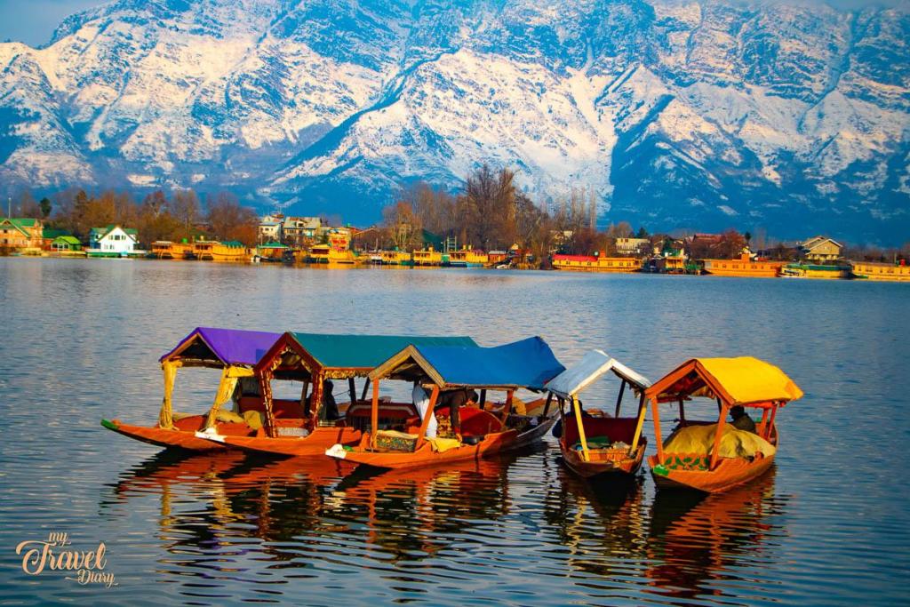 Houseboat experience in Kashmir is a must in Srinagar